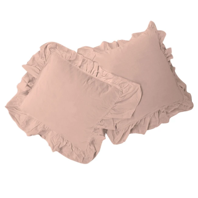 Komplet poszewek bawełnianych 2x40x40 cm w kolorze różowym, z falbanką. Tekstura materiału jest miękka, a poszewki mają delikatne wykończenie, idealne do dekoracji wnętrz. Ułożone na białym tle, prezentują elegancki wygląd.