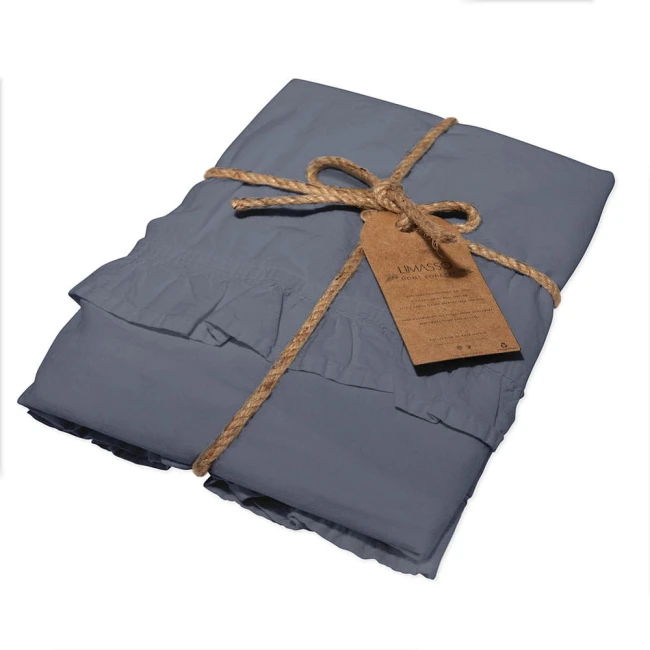 Komplet poszewek bawełnianych 40x40 cm w odcieniu szarości, z falbanką na krawędzi. Złożone i przewiązane rękodzielniczym sznurkiem, etykieta widoczna z informacjami o produkcie. Tło białe, co podkreśla kolor i teksturę materiału.