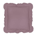 Komplet poszewek bawełnianych 40x40 cm w kolorze fioletowym, o matowej fakturze. Zdobione falbanką na brzegach, leżące płasko na jednolitym tle. Wymiary poduszki obejmują dwa identyczne elementy zestawu.