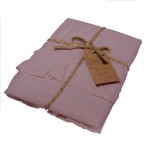 Komplet poszewek bawełnianych 2x40x40 cm w kolorze fioletowym, z falbaną. Ułożone w stos, związane jute'owym sznurkiem. Widoczna metka z informacją o produkcie. Tło białe, podkreślające detale poszewek.