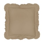 Komplet dwóch poszewek bawełnianych 40x40 cm w kolorze beżowym, z falbanką. Ułożone na płasko, z widoczną teksturą materiału. Idealne do dekoracji poduszek w salonie lub sypialni.