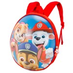 Plecak dziecięcy Psi Patrol w kształcie owalnym, kolorowy, z czerwonymi szelkami. Z przodu grafika z postaciami psiaków w jasnych kolorach na niebieskim tle. Produkt widoczny z boku, stojący, zamknięty. Czerwony materiał oraz prosty, jednolity kolor tła.