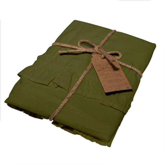 Komplet poszewek bawełnianych z falbanką w kolorze oliwkowym, w rozmiarze 40x40 cm, związany naturalnym sznurkiem. Widoczna faktura materiału, z falbanką u góry. Produkt leży na jasnym tle, oferując wyraźny widok na detale i kolorystykę.