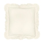 Biała poszewka bawełniana z falbanką, w rozmiarze 40x40 cm, leżąca na płaskiej powierzchni. Widoczne, lekko zmarszczone boki oraz dekoracyjna, falbanka otaczająca całość. Tło proste, jednolite, co podkreśla produkt.