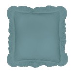 Komplet poszewek bawełnianych z falbanką w kolorze niebieskim, w wymiarach 40x40 cm. Ułożone na płasko, z widocznymi falbankami na brzegach. Tekstura materiału jest delikatna i miękka, idealna do zastosowania w domowych aranżacjach.