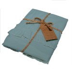 Komplet poszewek bawełnianych 2x40x40 cm w kolorze niebieskim, z falbanką, związany sznurkiem. Widok z góry, leżący, na białym tle. Widoczna etykieta z informacjami o marce. Materiał jest gładki i miękki, co może być istotne dla komfortu użytkowania.