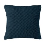 Poszewka żakardowa 40x40 w kolorze granatowym, leżąca na jednolitym tle, wykonana z teksturowanego materiału. Widoczny wzór w formie plecionki, bez napisów ani logotypów. Produkt ma kształt kwadratu. Idealna do dekoracji wnętrz.
