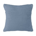 Poszewka żakardowa 40x40 w kolorze jasnego błękitu, o teksturowanej powierzchni. Ujęcie frontalne, ukazujące całą powierzchnię. Produkt leży na gładkim tle, bez dodatkowych elementów dekoracyjnych.