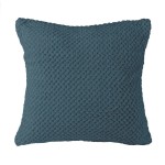 Poszewka żakardowa 40x40 w kolorze błękitnym, o teksturze warkocza. Złożona, leżąca na jednolitym tle. Wykonana z miękkiego materiału, idealna do dekoracji wnętrz. Zbliżenie na wzór podkreślający detale tkaniny.