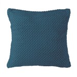 Poszewka żakardowa 40x40 cm w kolorze błękit marokański, ze strukturą warkocza, leżąca na białym tle. Materiał o wysokiej jakości, z wyraźnym splotem, nadającym charakter. Idealna do dekoracji wnętrz.