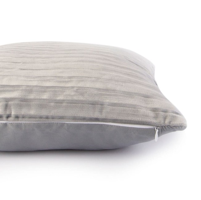 Poszewka dwustronna 40x40 Venus w kolorze popielatym o teksturze z wyraźnym delikatnym wzorem. Ułożona na białym tle, leżąca na płasko, z widocznym zamkiem błyskawicznym. Wysokiej jakości materiał, miękka w dotyku, idealna do dekoracji wnętrz.