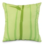 Poduszka przytulanka 40x40 cm w kolorze jasnozielonym z nadrukiem bambusowych łodyg w odcieniach zieleni. Produkt leży na białym tle, o kwadratowym kształcie, z matową fakturą tkaniny. Bez widocznych guzików ani zamków.