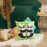 Poduszka przytulanka Bliźnięta 40x40 z ilustracją dwóch pand w odcieniach zieleni i czerni. Ułożona na miękkim dywanie, otoczona innymi poduszkami i świecami. Tło w kolorze butelkowej zieleni. W widoku frontalnym, z wyraźnym napisem Bliźnięta.