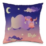 Poduszka przytulanka w kształcie byka o wymiarach 40x40 cm, z kolorowym nadrukiem przedstawiającym byka na tle nocnego nieba z gwiazdami i chmurami. Ułożona frontalnie, na jednolitym tle.