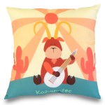 Poduszka przytulanka w kształcie Koziorożca o wymiarach 40x40 cm, z ilustracją Koziorożca grającego na banjo, na tle jasnych kolorów i wydobywających się promieni słonecznych. Dolna część poduszki zawiera napis Koziorożec. Produkt leży na jednolitym tle.