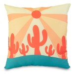Poduszka przytulanka w kształcie kwadratu o wymiarach 40x40 cm, z kolorowym wzorem przedstawiającym kaktusy na tle promieni słonecznych w odcieniach żółci i pomarańczu. Dolna część poduszki w intensywnym odcieniu niebieskim.