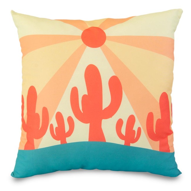 Poduszka przytulanka w kształcie kwadratu o wymiarach 40x40 cm, z kolorowym wzorem przedstawiającym kaktusy na tle promieni słonecznych w odcieniach żółci i pomarańczu. Dolna część poduszki w intensywnym odcieniu niebieskim.