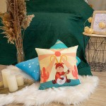 Poduszka przytulanka Koziorożec 40x40, przedstawiająca rysunek koziorożca grającego na gitarze, w kolorach żółtym, pomarańczowym i czerwonym. Produkt leży na jasnym tle, w otoczeniu innych poduszek oraz świec. Kształt kwadratowy, z miękką fakturą.