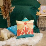 Poduszka przytulanka Koziorożec 40x40 o pastelowych kolorach w odcieniach żółtym i turkusowym z graficznym wzorem przedstawiającym kaktusy na tle słońca. Ułożona na białym, puchatym dywaniku, z otoczeniem dekoracyjnymi świecami i roślinami.