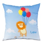 Poduszka przytulanka w kształcie lwa o wymiarach 40x40 cm, z nadrukiem lwa trzymającego balony na tle błękitnego nieba. Produkt leży na płaskiej powierzchni, z widocznymi detalami, takimi jak chmurki i kolorowe balony. W lewym dolnym rogu napis „Lew”.