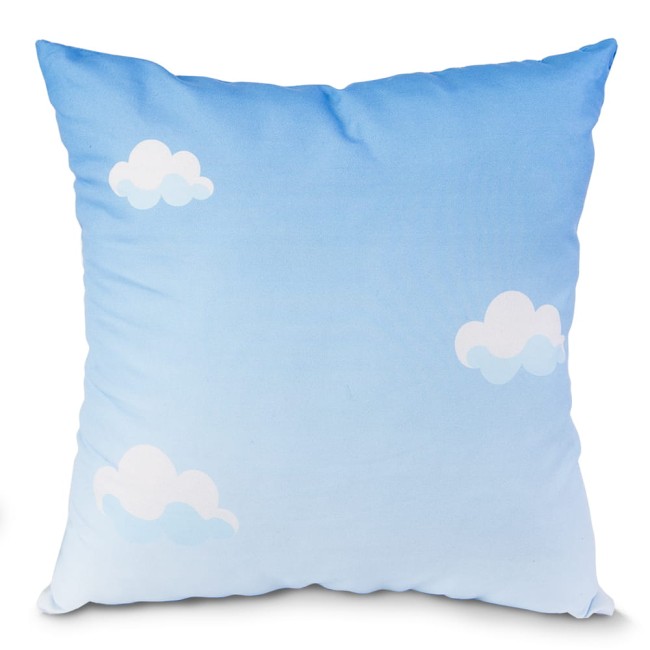 Poduszka przytulanka w kształcie lwa o wymiarach 40x40 cm, wykonana z miękkiego materiału w odcieniach błękitu, z białymi chmurkami na powierzchni. Produkt leży na jasnym tle, prezentując miękką fakturę oraz subtelny wzór.