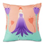 Poduszka przytulanka Panna 40x40 w pastelowych odcieniach. Z przodu widoczny motyw dziewczynki w fioletowej sukni oraz kwiaty. Ujęcie frontalne, produkt leży na białym tle. Napisy Panna w dolnej części poduszki. Tekstura materiału gładka.