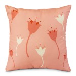 Poduszka przytulanka Panna 40x40 w kolorze brzoskwiniowym z kolorowymi, stylizowanymi kwiatami w odcieniach czerwieni i bieli. Widok frontalny na poduszkę leżącą na płaskiej powierzchni, z wyraźnymi detalami kwiatowych wzorów.