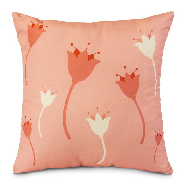 Poduszka przytulanka Panna 40x40 w kolorze brzoskwiniowym z kolorowymi, stylizowanymi kwiatami w odcieniach czerwieni i bieli. Widok frontalny na poduszkę leżącą na płaskiej powierzchni, z wyraźnymi detalami kwiatowych wzorów.