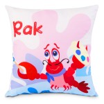 Poduszka przytulanka Rak 40x40 w kolorze białym z pastelowym tłem. Z przodu widoczna grafika czerwonego raka trzymającego pędzel, z napisem Rak w czerwonym kolorze. Produkt leży na białym tle, posiada gładką fakturę i dekoracyjne, wykończone krawędzie.