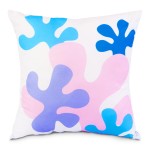 Poduszka przytulanka w kształcie raka o wymiarach 40x40 cm, pokryta miękkim materiałem z kolorowym wzorem w odcieniach błękitu, różu i fioletu. Produkt leży na białym tle, prezentując swoje zaokrąglone kształty i żywe kolory.