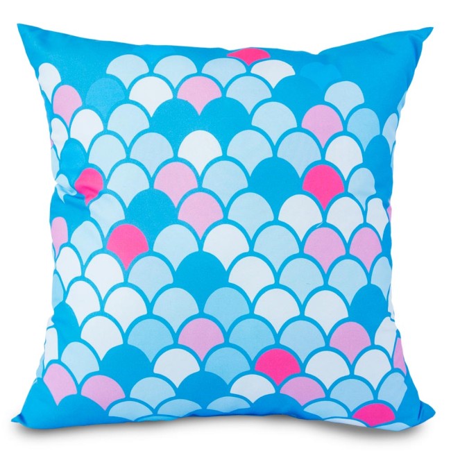 Poduszka przytulanka Ryby 40x40 w kolorze błękitnym z kolorowym wzorem w kształcie fal, wykończona gładką fakturą. Ujęcie frontalne, produkt leży płasko na białym tle. Idealna do dekoracji dziecięcego pokoju lub jako element zabawy.
