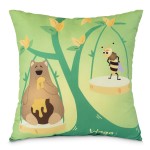 Poduszka przytulanka Waga o wymiarach 40x40 cm, z nadrukiem na jasnozielonym tle, przedstawiająca uśmiechniętego misia jedzącego miód oraz pszczołę na huśtawce. Produkt leży w pozycji płaskiej, z widocznym logo marki Waga w dolnym rogu.