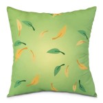 Poduszka przytulanka 40x40 cm w zielonym kolorze, ozdobiona delikatnym wzorem kolorowych liści w odcieniach zieleni, żółci i pomarańczy. Produkt leży na białym tle, pokazując detal wzoru i teksturę materiału.