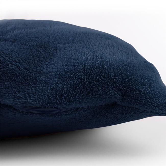 Poszewka Basic Soft 40x40 w kolorze ciemnej granatowej, leżąca na białym tle. Produkt o miękkiej, teksturowanej powierzchni, z widocznym zamkiem błyskawicznym. Brzeg poszewki jest starannie wykończony, zapewniając estetyczny wygląd.