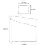 Pościel satynowa 140x200 w kolorze butelkowej zieleni, zestaw składający się z poszwy oraz poduszki. Wymiary poszwy: 140x200 cm, poduszki: 70x80 cm. Złożona, z widocznymi konturami oraz prostymi, eleganckimi krawędziami.
