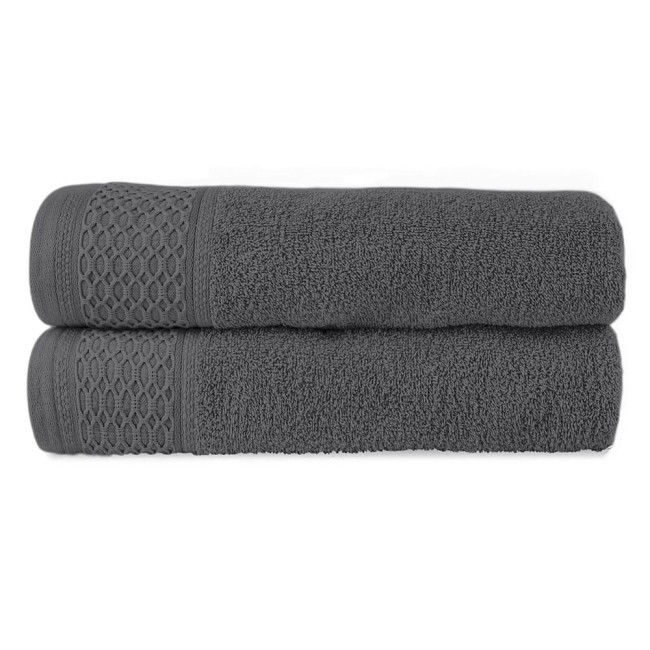 Ręcznik bawełniany 50x90 cm w kolorze ciemnym popiel, leżący na płasko. Widoczny wzór w formie drobnej siatki na jednym końcu. Tekstura jest gładka i miła w dotyku. Tło jest jednolite, co podkreśla kolor ręcznika.