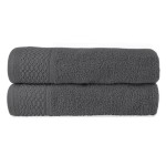 Ręcznik bawełniany 70x140 cm w ciemnym popielu, złożony w stosie. Widoczny wzór o teksturze pętlowej na brzegach, z delikatnym haftowanym detalem. Produkt leży na jasnym tle, co podkreśla jego kolor oraz fakturę. Idealny do użytku codziennego.