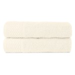 Ręcznik bawełniany 70x140 cm w kolorze ecru, z widocznym, delikatnym wzorem w formie rombów na brzegach. Produkt ułożony poziomo, o miękkiej, teksturowanej powierzchni, idealny do łazienki lub spa.