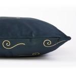 Poszewka dekoracyjna 40x40 cm w kolorze ciemnoniebieskim, z efektownymi złotymi spiralami. Produkt leżący, z widocznym zamkiem błyskawicznym po jednym boku, wykonany z gładkiego materiału. Idealna do udekorowania wnętrz.