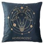 Poszewka dekoracyjna 40x40 cm w kolorze ciemnego granatu z wytłoczonym wzorem przedstawiającym znak zodiaku Koziorożca w odcieniach złota. Produkt leży na płaskiej powierzchni, z wyraźnym napisem KOZIOROŻEC na dole.