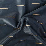 Poszewka dekoracyjna 40x40 w kolorze ciemnoniebieskim z delikatnymi, żółtymi liniami. Materiał o gładkiej, lekko połyskującej fakturze. Produkt ukazany z bliska, w leżącej pozycji, z widocznymi detalami wzoru.
