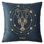 Poszewka dekoracyjna 40x40 cm w kolorze ciemnoniebieskim z złotym wzorem znaku zodiaku Rak przedstawiającym kraba oraz napisem RAK. Produkt leży na płasko, ukazując detale druku i tekstury materiału.