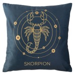 Poszewka dekoracyjna 40x40 cm w kolorze granatowym z złotym nadrukiem przedstawiającym znak zodiaku Skorpion. Wzór zawiera detale astrological, w tym ikoniczny skorpion, okręgi i małe gwiazdy.