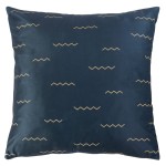 Poszewka dekoracyjna 40x40 w kolorze ciemnoniebieskim z wytłoczonym wzorem w złotym kolorze, przedstawiająca zygzaki. Produkt leży na płaskiej powierzchni, pokazany z przodu. Materiał posiada gładką, połyskującą teksturę.