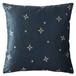 Poszewka dekoracyjna 40x40 cm w kolorze granatowym z wzorem złotych gwiazdek. Ułożona na płasko, z widocznym miękkim i gładkim materiałem. Idealna do wystroju wnętrz, podkreślająca stylizację sofy lub fotela.