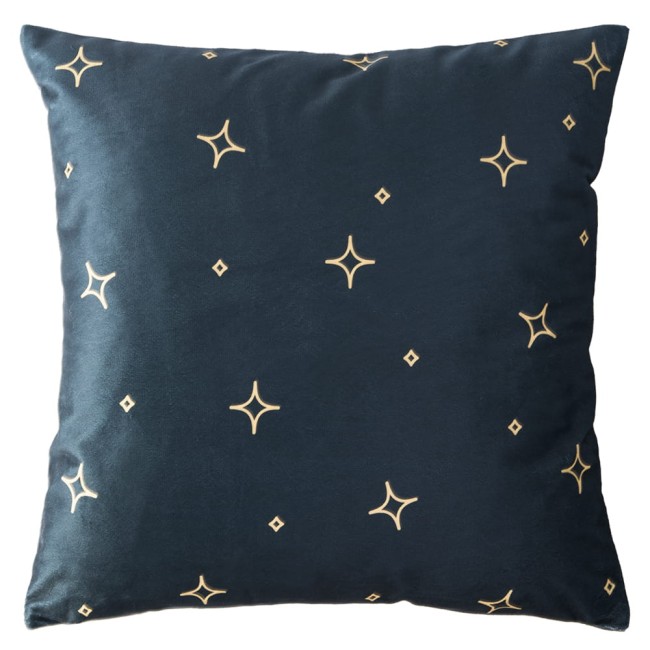 Poszewka dekoracyjna 40x40 cm w kolorze granatowym z wzorem złotych gwiazdek. Ułożona na płasko, z widocznym miękkim i gładkim materiałem. Idealna do wystroju wnętrz, podkreślająca stylizację sofy lub fotela.