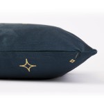 Poszewka dekoracyjna 40x40 cm w głębokim granacie, z motywem symboli zodiaku Strzelec w złotym kolorze. Produkt leży płasko, z widocznym zamkiem błyskawicznym. Tło białe, co podkreśla kolorystykę poszewki.