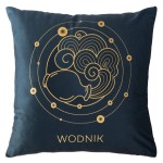 Poszewka dekoracyjna 40x40 cm w kolorze ciemnoniebieskim z złotym wzorem przedstawiającym znak zodiaku Wodnik oraz stylizowane chmurki. Ułożona leżąco, materiał gładki, a napis WODNIK widoczny u dołu. Wzór wyróżnia się na ciemnym tle.