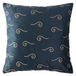Poszewka dekoracyjna 40x40 w kolorze ciemnoniebieskim z połyskującą, złotą grafiką spiralnych wzorów. Produkt leży na płaskiej powierzchni, ukazując swój gładki materiał. Brzegi są starannie wykończone, co dodaje elegancji.
