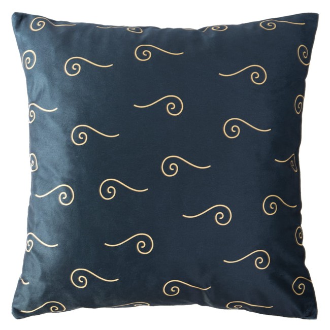 Poszewka dekoracyjna 40x40 w kolorze ciemnoniebieskim z połyskującą, złotą grafiką spiralnych wzorów. Produkt leży na płaskiej powierzchni, ukazując swój gładki materiał. Brzegi są starannie wykończone, co dodaje elegancji.